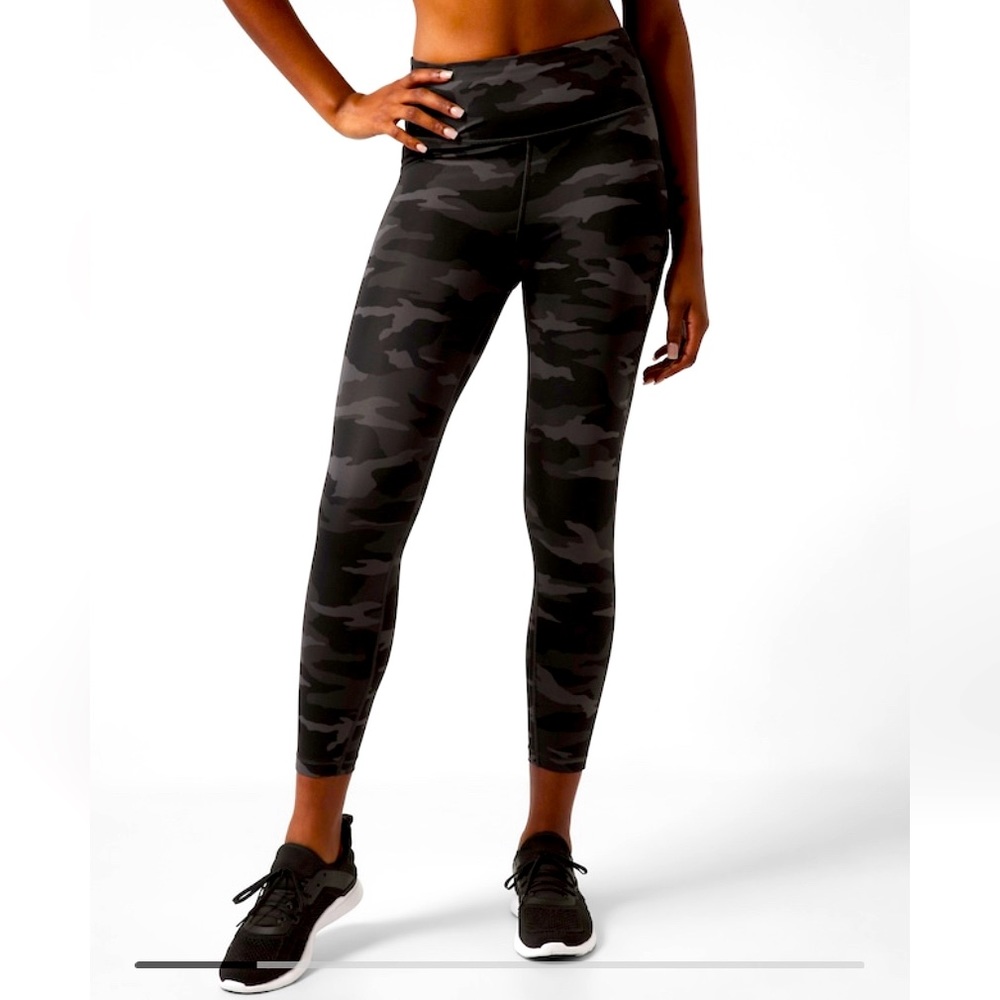 XS Athleta Ultimate Stash Pocket Camo 7/8 Tight
